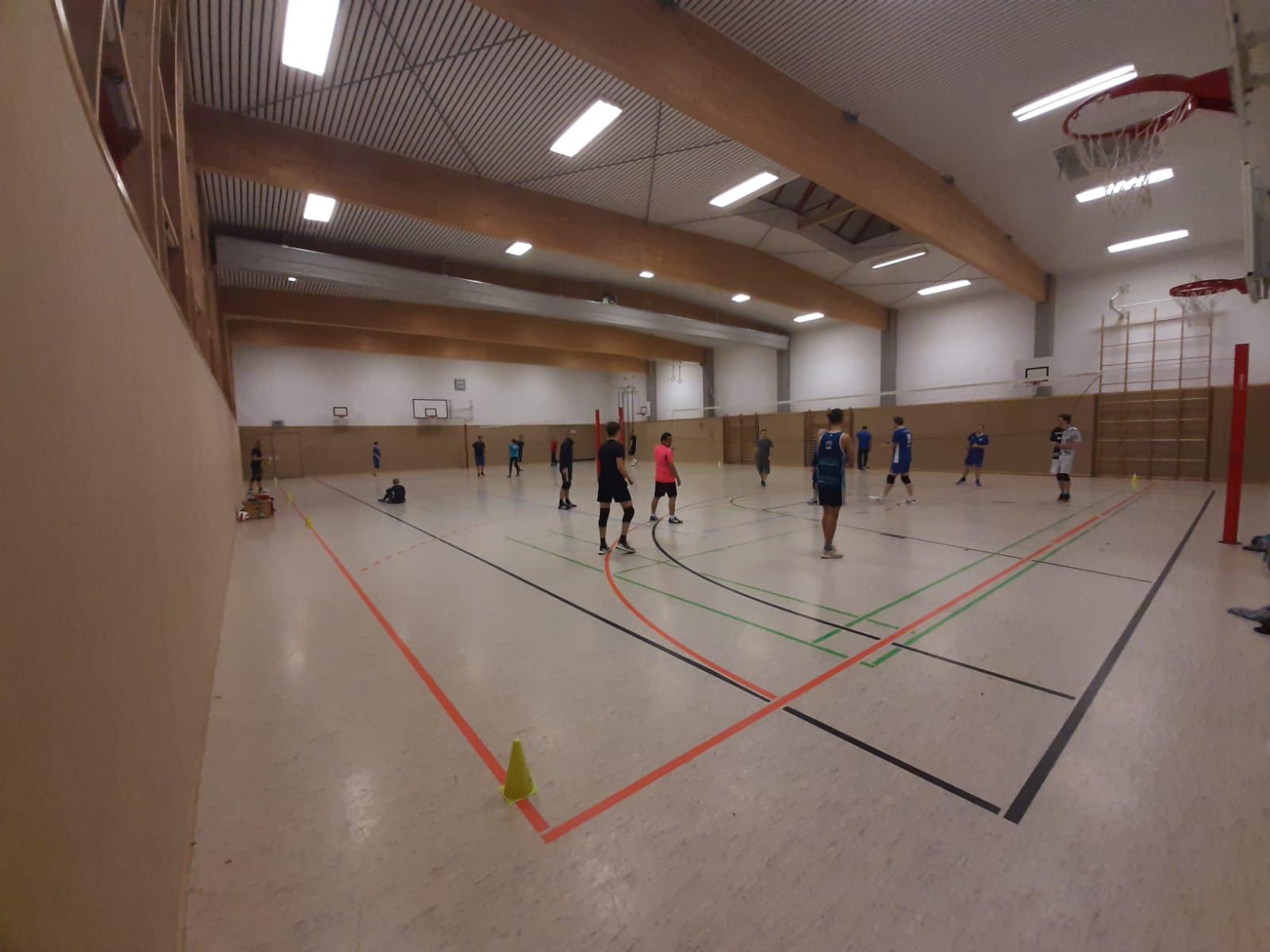 Volleyball in der Turnhalle in Bürgel